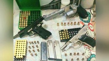 ARMADOS. Las pistolas y municiones que estaban en poder del detenido.