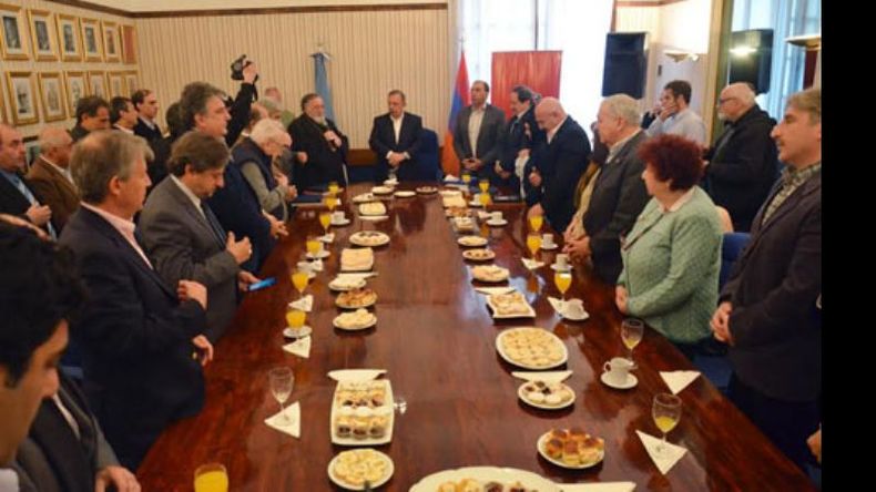 JUNTOS. Zúccaro, con los referentes de la comunidad armenia..