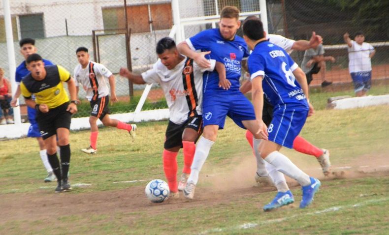 Ivo Villarreal marcó el 2-2 parcial para Zelaya en Zárate.
