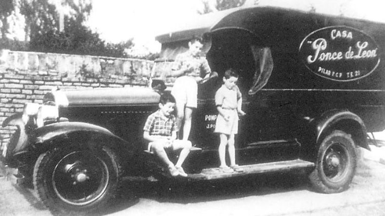 Coche fúnebre de la casa de Sepelios Ponce de León, en el año 1953. Se trata de un Cadillac V8 modelo 1927. Sobre el estribo, los hermanos Jacinto, Daniel y Julio. .