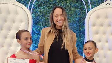 DIPLOMAS. Clara Lettieri y Amanda Carluccio junto a la profesora Paula Cuomo, tras su clasificación al Nacional.