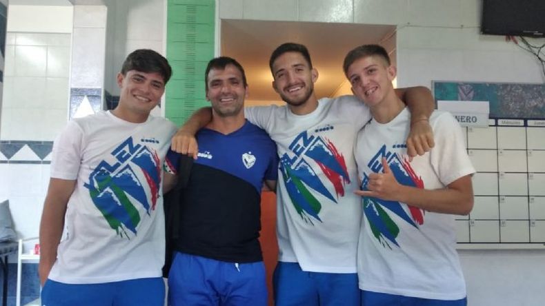 Pepe Vázquez con algunos juveniles de Vélez.
