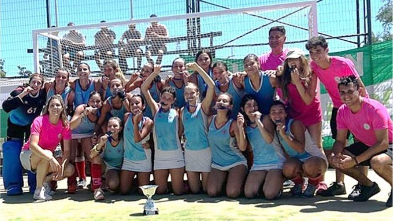 CAMPEONAS. La Quinta División consiguió la copa en el 2022 en AHBA..