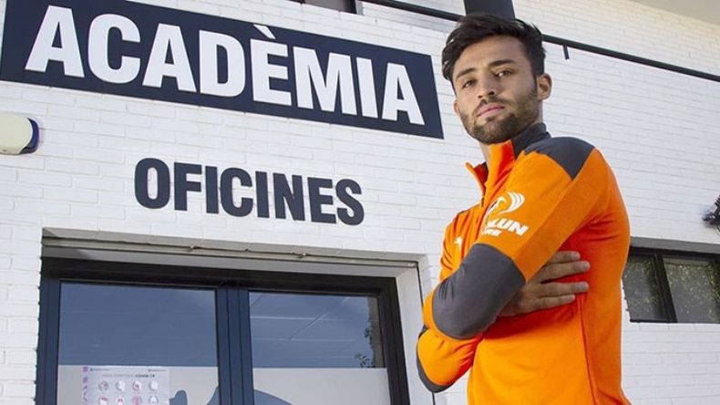 REFUERZO. Sibille con la pilcha de VCF Mestalla.(Foto: @Academia_VCF)..