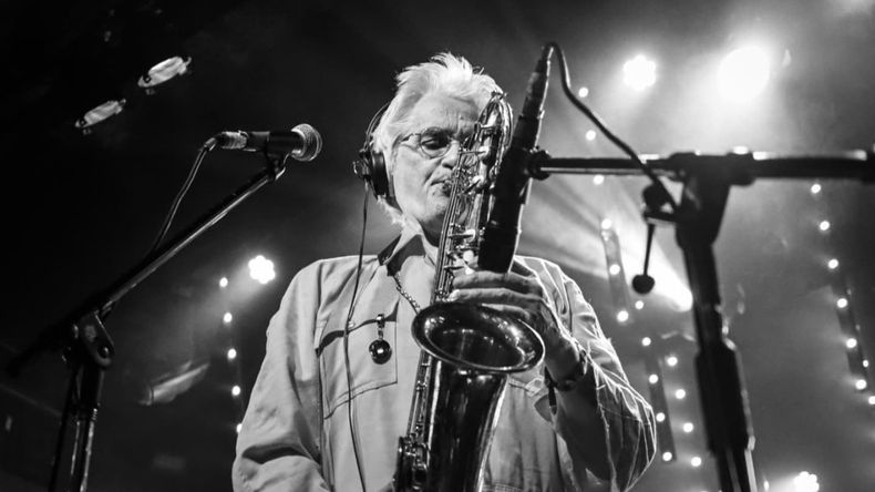 Roberto Pettinato, saxo de Sumo, llega a Forest Dan en el TOM.