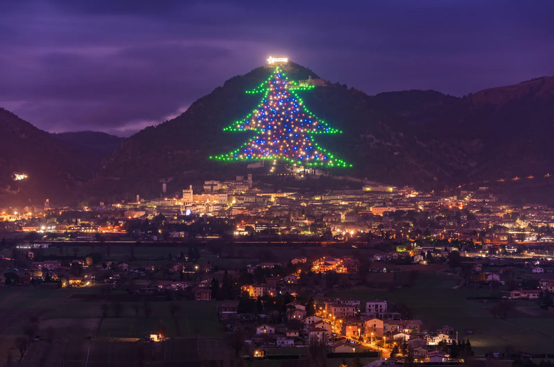 Gubbio es una ciudad medieval custodiada por el Monte Ingino. (Alamy).