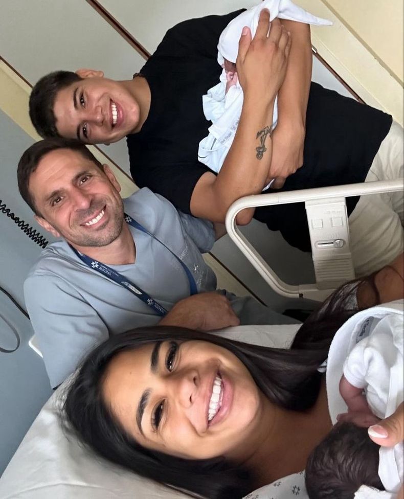 Daniela y Thiago junto al médico obstetra que la acompañó durante el embarazo.&nbsp;