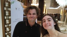 CON EL ÍDOLO. Candela junto a Magnus Carlsen, número 1 del mundo y uno de los mejores ajedrecistas de todos los tiempos.
