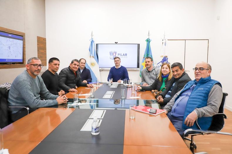 El intendente se reunión con gremios antes del anuncio.