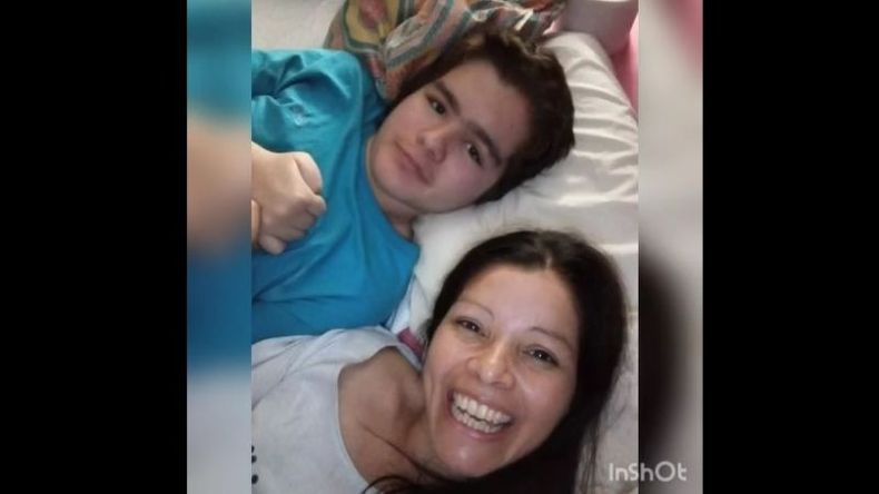 Fabricio junto a su mamá..