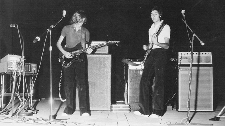 Walter Turco y Osvaldo Chino Martinelli sobre el escenario del Lope de Vega, en el año 1976. En ese entonces, ambos integraban Los pájaros del desierto, una banda de música progresiva. .