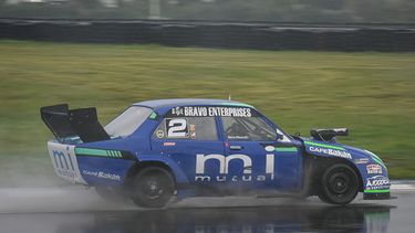 INUNDADA. Tomás Ciocci navega el Opel K180 sobre la pista del Gálvez.