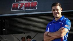 DUPLA. Diego Azar junto a su Torino, en el box de San Juan.
