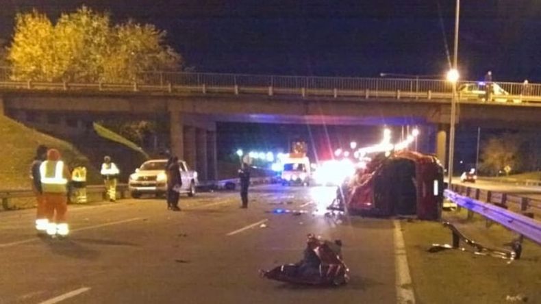 ESCENARIO. La camioneta impactó un poste, el guardarrail y volcó..