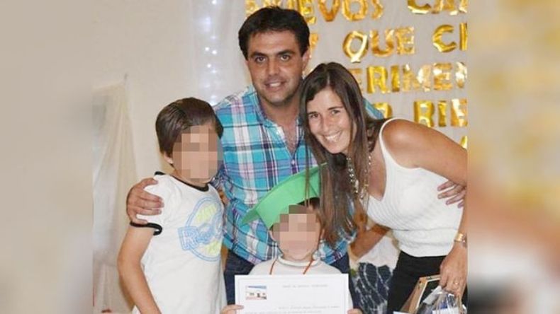 FOTO FAMILIAR. Fue tomada hace unos días en un acto escolar de sus hijos. .