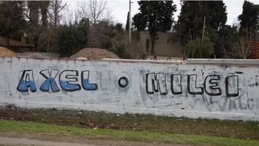 PAREDES. Axel o Milei, las pintadas para nacionalizar a Kicillof.