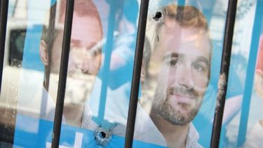 Los orificios de bala en la vidriera del local partidario de Achával..