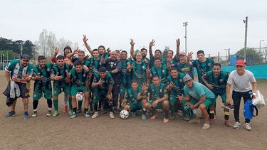 TRICAMPEÓN. Los jugadores de Abrojal se sostienen en la cima de Senior..