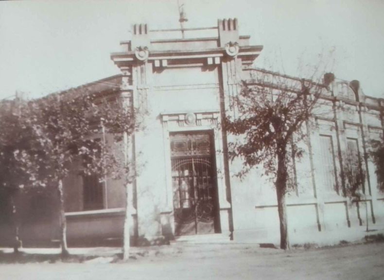 RECUERDO. Así lucía la Escuela Nº 1 en el año 1932. En la parte superior la campana.