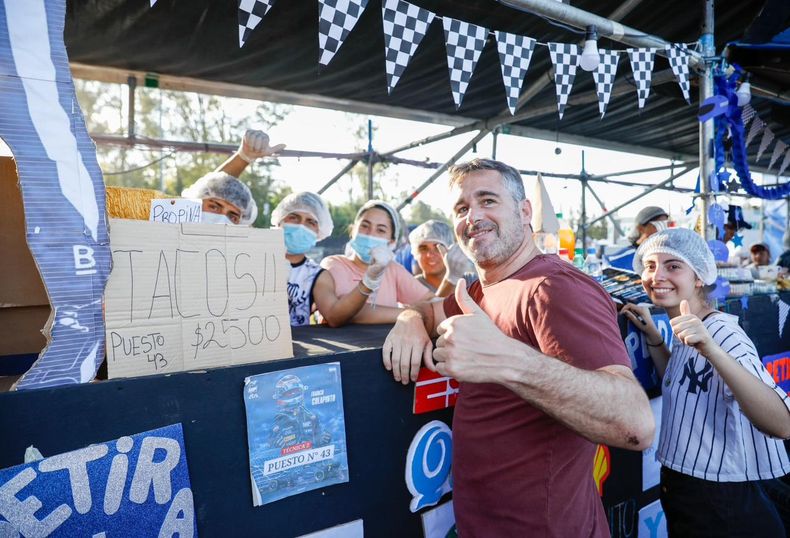 El intendente Federico Achával recorrió los puestos escolares. Este año son 90.
