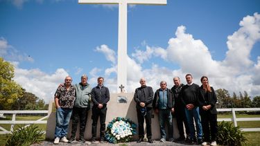 HOMENAJE. Achával y Taiana, en el Cenotafio, junto a veteranos de Malvinas y funcionarios.