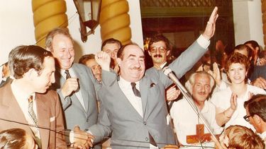 Luis Lagomarsino saluda al pueblo en la entrada del Palacio Municipal.