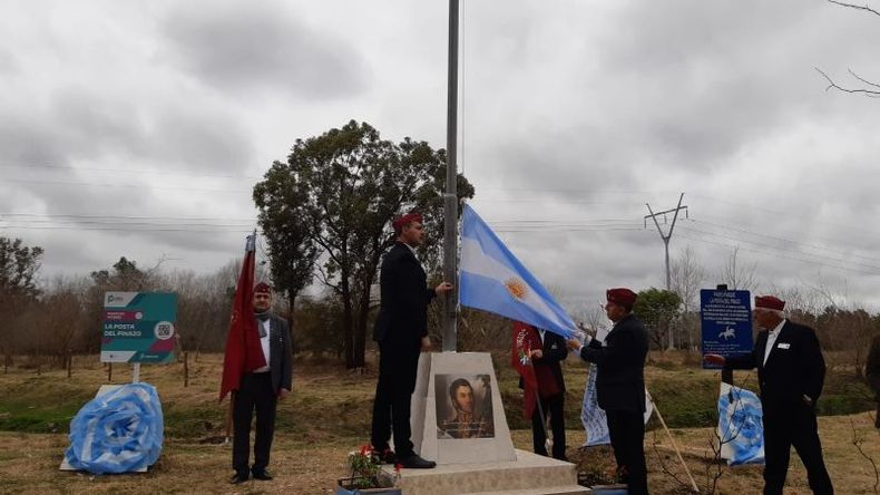 La Unidad Nacional de Granaderos donó el mástil e izó la bandera..