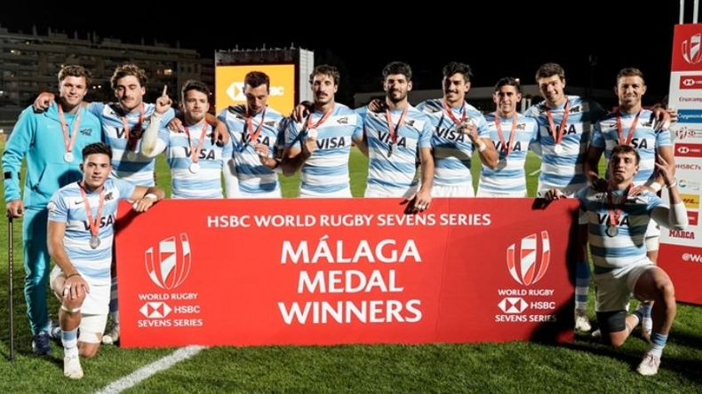 PLATEADOS. Sábado (1º derecha arriba) junto a los Pumas 7s..