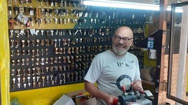 Rubén Colmano trabajando en su cerrajería de San Martín y Fermín Gamboa.