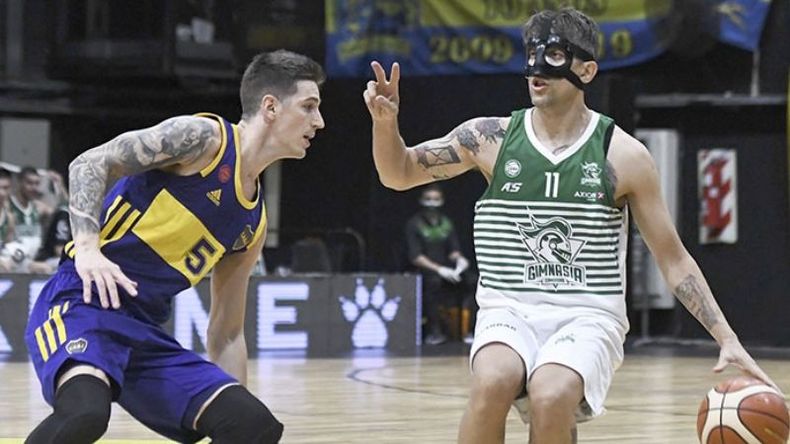 CONDUCCIÓN. Jony Treise conduce a Gimnasia con la máscara de protección. (FOTO: La Liga - Rodrigo Valle)..