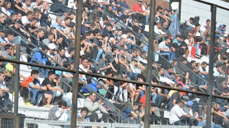 La gente se acercó al ver el debut en casa del Monarca..