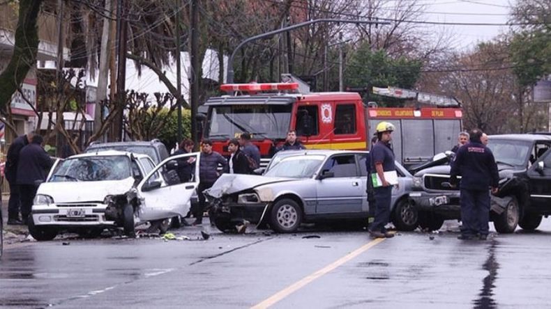 (Telviso Noticias). TRIPLE IMPACTO. Los vehículos fueron embestidos por la Ford Ranger..