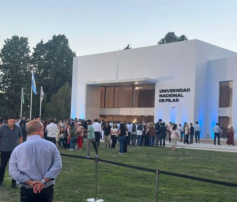 El intendente Federico Achával inauguró ayer el edificio de la Universidad Nacional de Pilar.&nbsp;