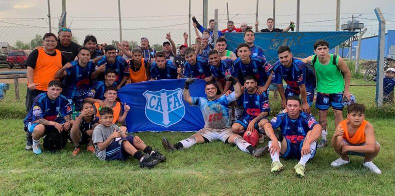 NUEVA CAMISETA. Flecha Azul estrenó indumentaria. La comisión del club agradece a los sponsors por apoyarlo en la campaña.