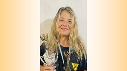 TROFEO. Allende posa feliz con la medalla y la Copa Nacional de Ultradistancia.