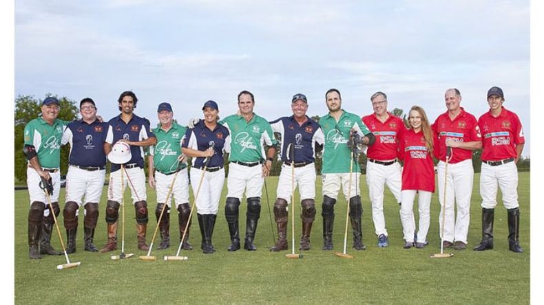 (KATERINA MORGAN). ADELANTADOS. Los 3 equipos posan antes de comenzar el torneo en Chapa Uno. .