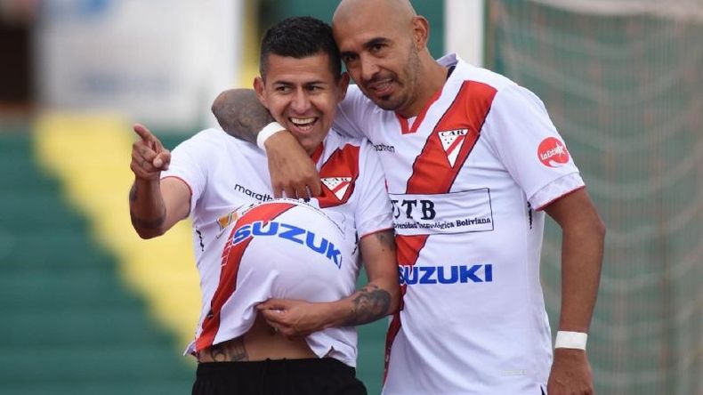 EN EL ALTO. Marcos Riquelme con la banda roja..