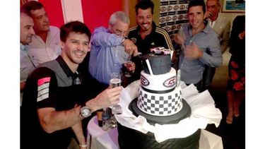 FIESTA. Rossi con la torta de la ACTC en Viedma..