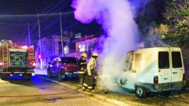 quemacoches incendian una camioneta en villa morra