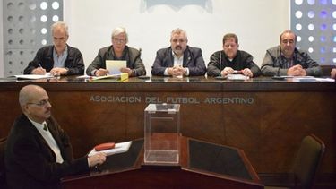REUNIÓN. La mesa directiva de la D, con el presidente Dante Majori (centro), en plena sesión..