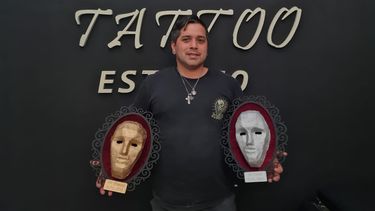 Almirón con los dos premios cosechados.