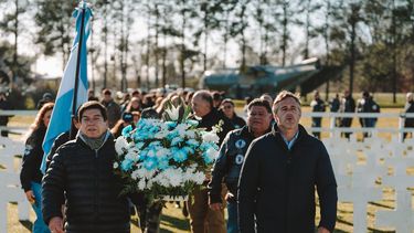EN EL CENOTAFIO. Federico Achával acompañó a los veteranos de Malvinas.&nbsp;