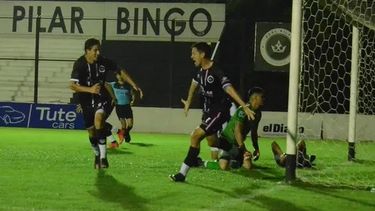 FESTEJO. Real Pilar sueña con volver a celebrar esta noche en el Carlos Barraza.