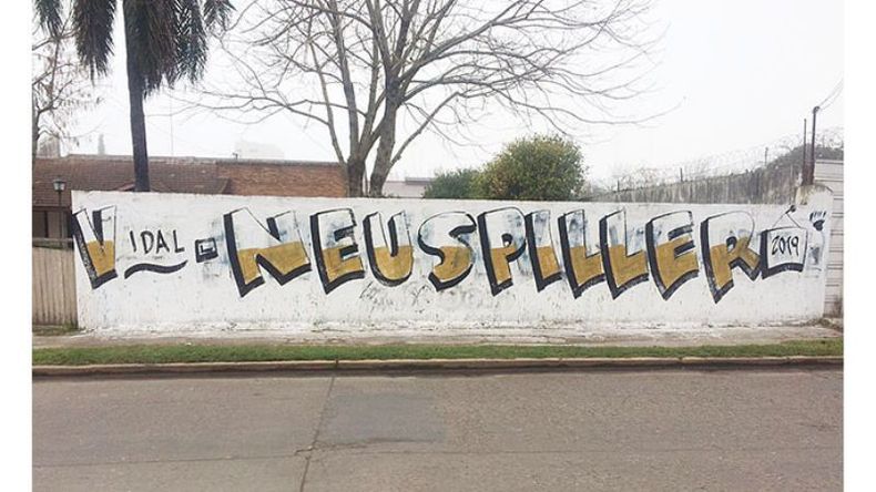CARTEL. Las pintadas aparecieron de madrugada y se taparon en pocas horas..
