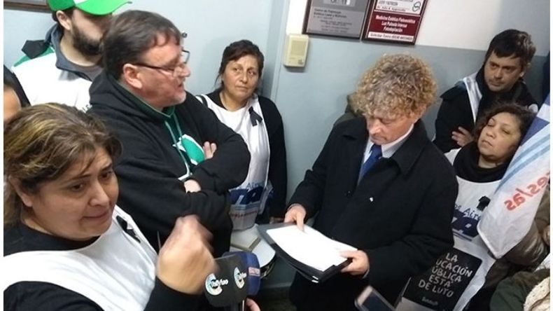 RECLAMO. Los gremios docentes se volverán a ver hoy las caras con Silvestri..