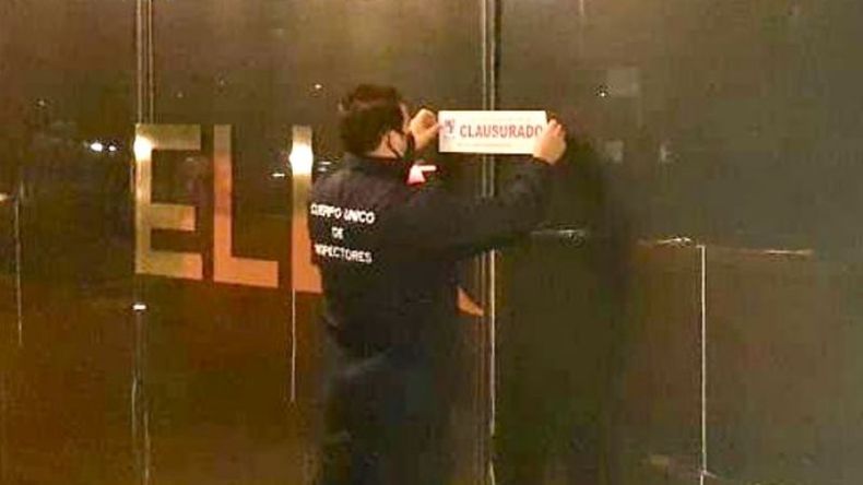 FAJAS. Los inspectores labraron las actas de infracción en el local..