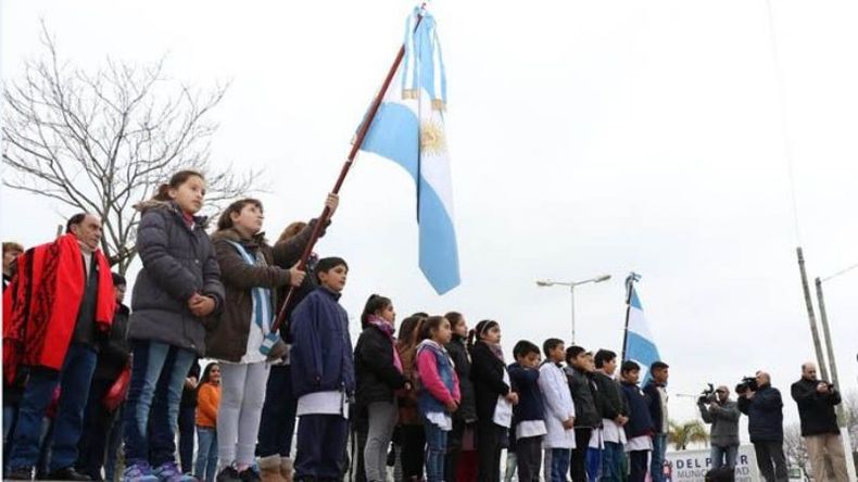 BANDERA. Las escuelas de la zona acompañaron el acto. .