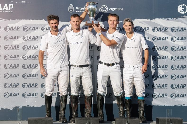 CAMPEONES. Riglos, Louis y Ned Hine y Tito Ruiz Guiñazú con la Copa Muni Pilar.