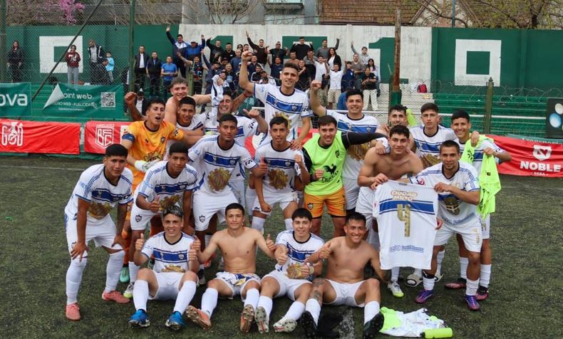 El plantel de Metalúrgico celebrando en la cancha de Excursionistas.