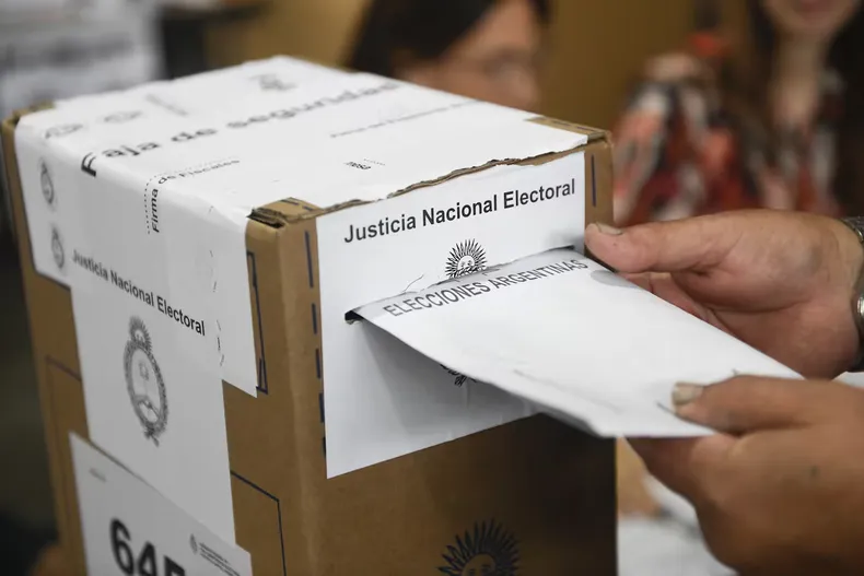 La Cámara Nacional Electoral oficializó el padrón para las elecciones del próximo 26 de octubre. El mismo puede consultarse en la Justicia Nacional Electoral.